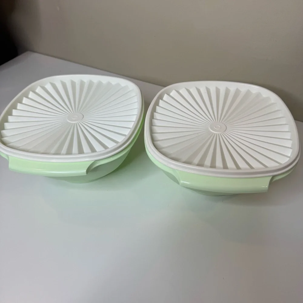 Tupperware Heritage Collection 11.75 Cup Bowl with Starburst Lid 2 Pack